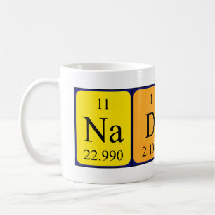 Tasse de nom de table périodique de Nadine