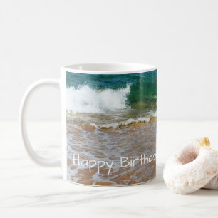 Tasse de plage sablonneuse et anniversaire de