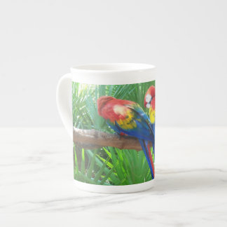 Tasse de porcelaine tendre d'aras d'écarlate