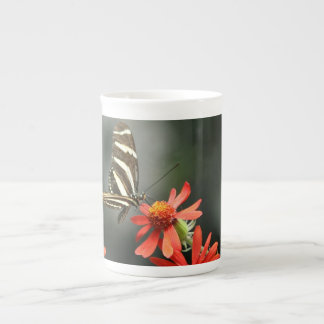 Tasse de porcelaine tendre de papillon