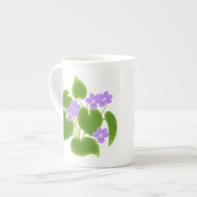 Tasse de porcelaine tendre de violettes de région (Devant gauche)