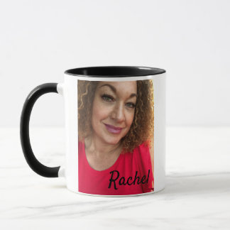 Tasse de Rachel avec la chemise rouge