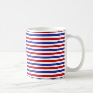 Tasse de rayures rouges, blanches et bleues