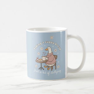 Tasse de thé de l'oie mignonne en pause