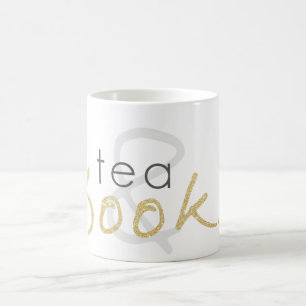 Tasse de thé d'étincelle d'or et de café de livres