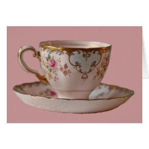 Tasse de thé et soucoupe roses avec des roses