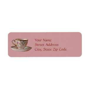 Tasse de thé et soucoupe roses avec des roses