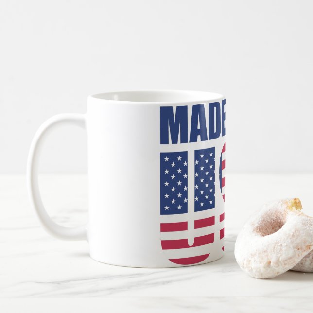 Tasse de typographie "RÉALISÉE" avec drapeau améri (Avec donut)