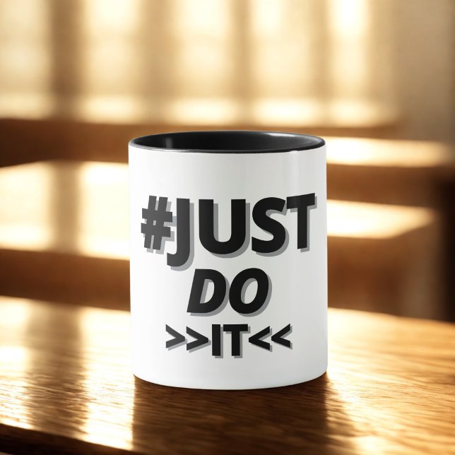 Tasse de typographie simple "faites-le" (Créateur téléchargé)