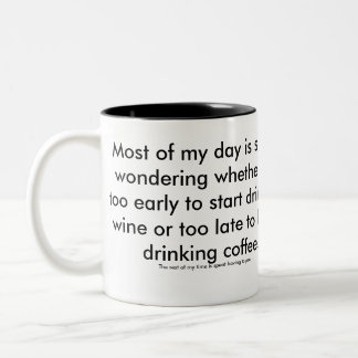 Tasse de vin ou de café. La mère dépassée en