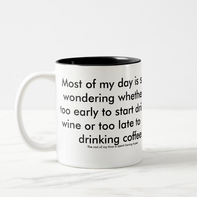 Tasse de vin ou de café. La mère dépassée en (Gauche)