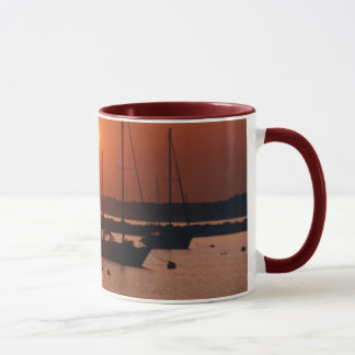 Tasse de voiliers de lever de soleil