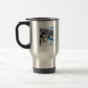 Tasse de voyage Husky dans la neige