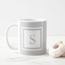 Tasse décorée d'un monogramme - gris et blanc