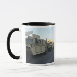 Tasse Des Humvees s'assoient sur la jetée de Morehead Ci