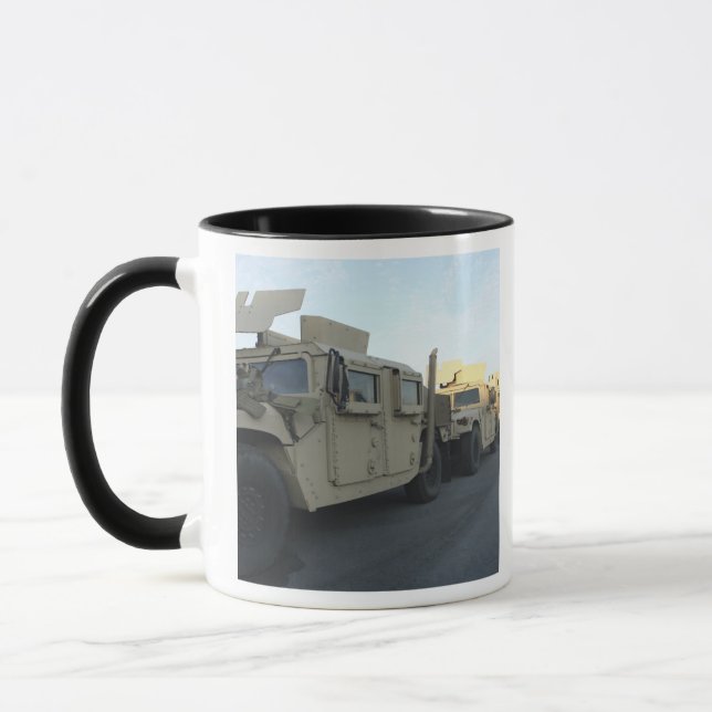 Tasse Des Humvees s'assoient sur la jetée de Morehead Ci (Gauche)
