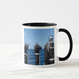 Tasse Des marins lancent un salut d'armes lors d'un ente