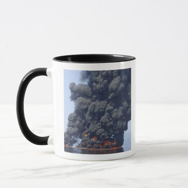Tasse Des nuages sombres de fumée et de feu émergent 2 (Gauche)