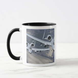 Tasse Deux avions du coup de foudre II d'A-10C volent