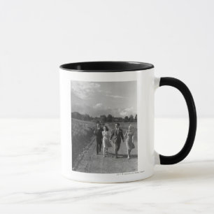 Tasse Deux couples marchant sur la route de campagne B&W