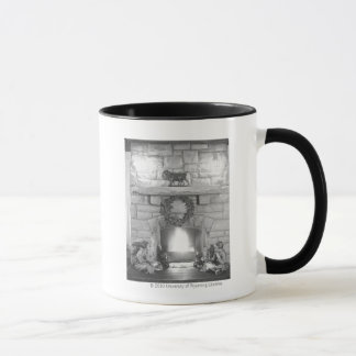 Tasse Deux filles s'asseyant par une cheminée à Noël