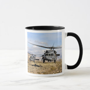 Tasse Deux hélicoptères de HH-60 Pavehawk préparant a
