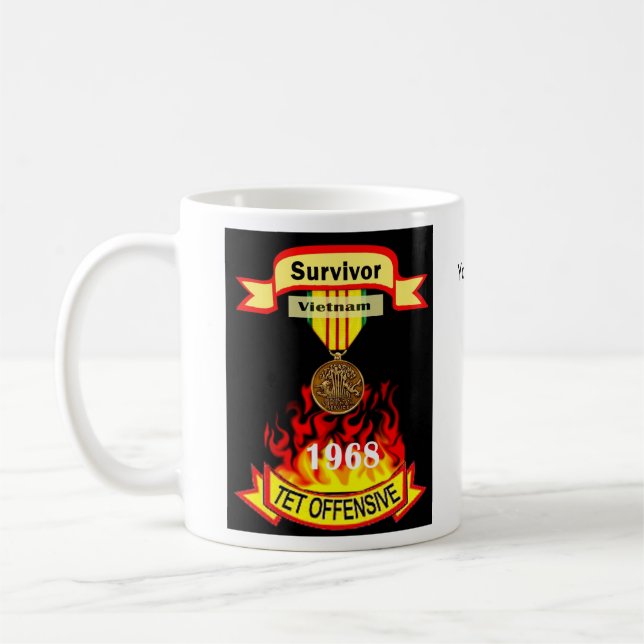 Tasse d'offensive du Vietnam Tet de survivant (Gauche)