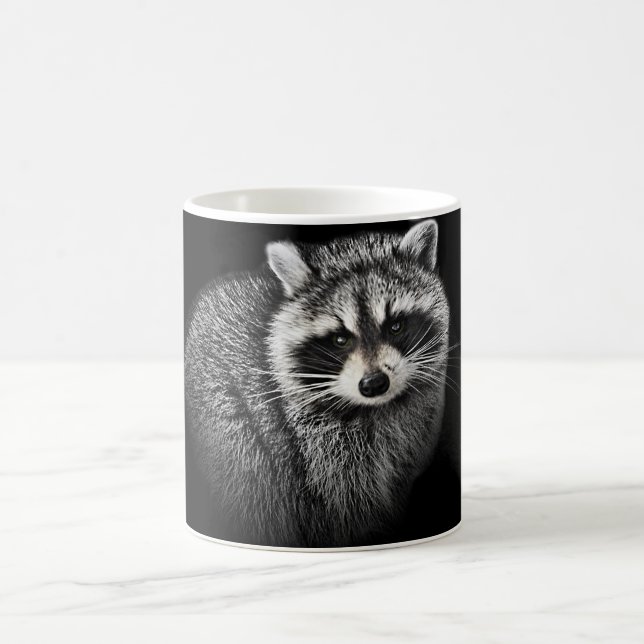 Tasse douce de Racoon. Sur le noir (Centre)