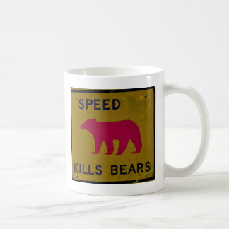 Tasse d'ours de mises à mort de vitesse