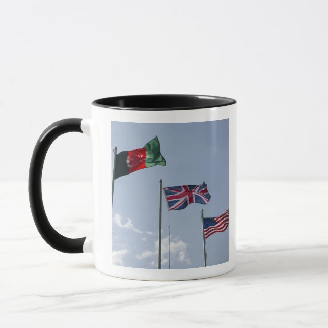 Tasse Drapeau du Royaume-Uni entre les drapeaux afghans  (Gauche)