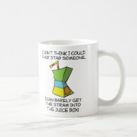 Tasse drôle de boîtes de jus poignardant