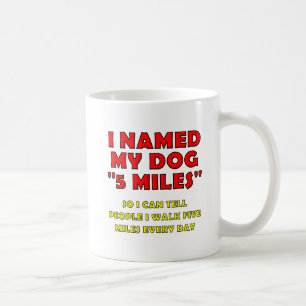 Tasse drôle de chien de cinq milles