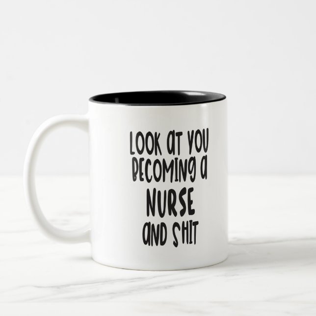 Tasse drôle d'obtention du diplôme d'infirmière (Gauche)