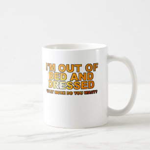 Tasse drôle hors du lit