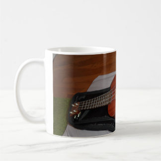 Tasse d'ukulélé et de cas