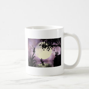 Tasse éclairée par la lune féerique d'étang