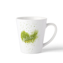 Tasse élégante de latte au matcha