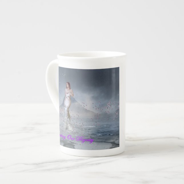 Tasse en hausse de porcelaine tendre de D O D (Devant gauche)