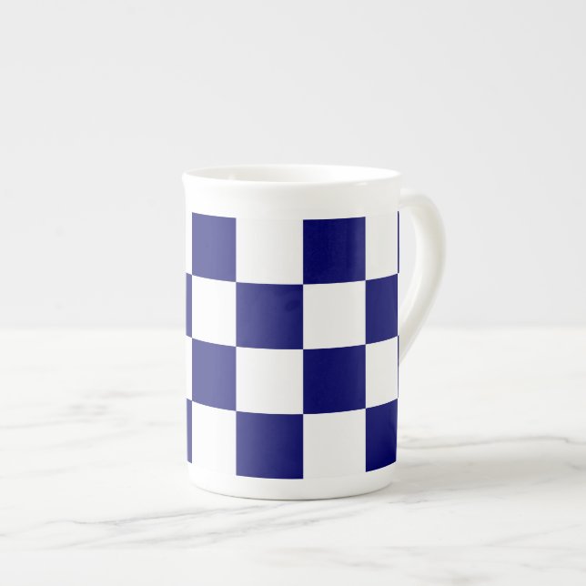 Tasse En Porcelaine à damiers Marine et Blanc (Devant droit)