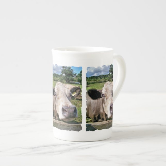 TASSE EN PORCELAINE ANIMAUX DE LA FERME, VACHE CUITE (Devant droit)