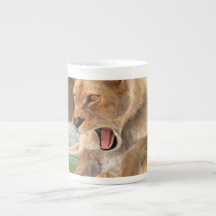 Tasse En Porcelaine Art dramatique de la lionne de safari faunique