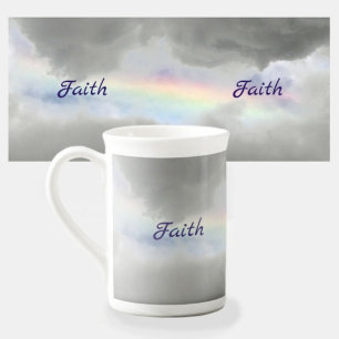 Tasse En Porcelaine Beau arc-en-ciel céleste dans les nuages tempétueu