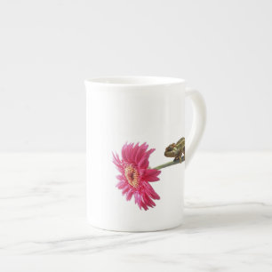 Tasse En Porcelaine Caméléon vert sur la fleur rose