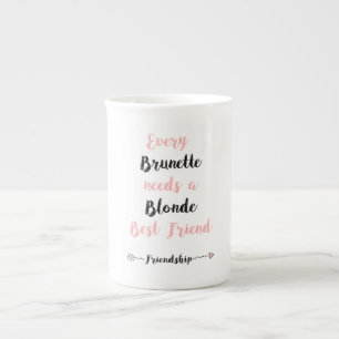 Tasse En Porcelaine Chaque brune a besoin d'un meilleur ami blond.