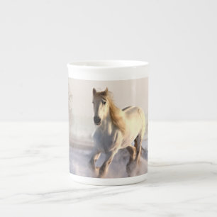 Tasse En Porcelaine Cheval blanc galopant par la neige d'hiver