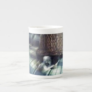 Tasse En Porcelaine Chiot sous le panier