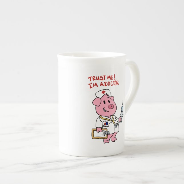 Tasse En Porcelaine Cochon de médecin avec seringue à la main| choisir (Devant droit)