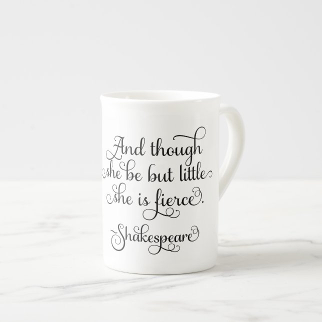 Tasse En Porcelaine Elle peut être peu, mais elle est féroce. (Devant droit)