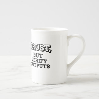 Tasse En Porcelaine Faire confiance mais vérifier les sorties