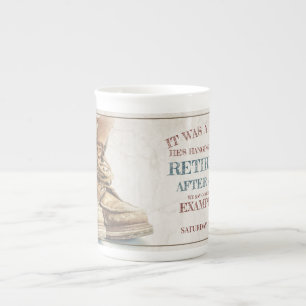 Tasse En Porcelaine Faire-part de retraite avec de vieilles bottes V2.